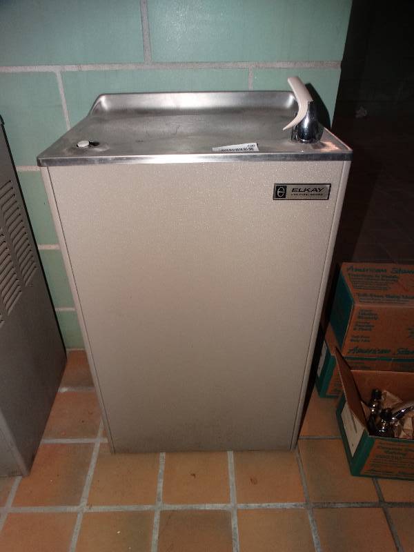 lot 609 image: Elkay water fountain