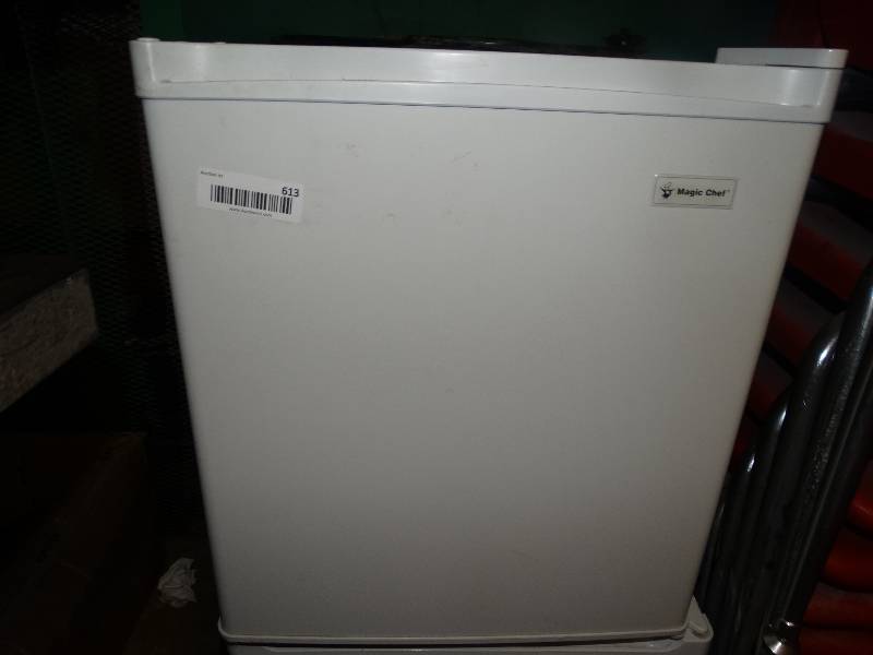 lot 613 image: Magic chef mini fridge