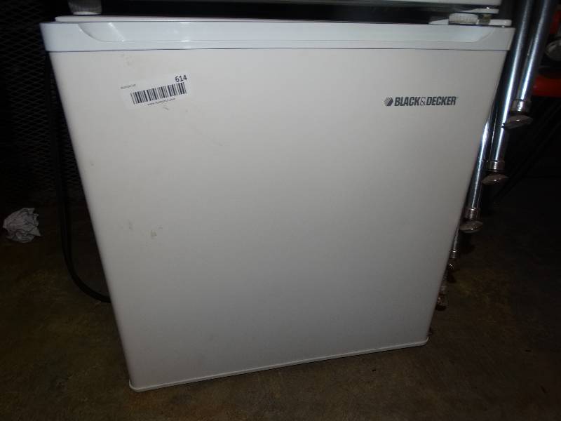 lot 614 image: Black & Decker mini fridge