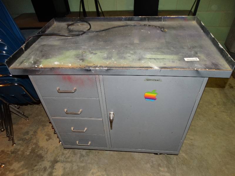 lot 615 image: Metal cabinet on wheels