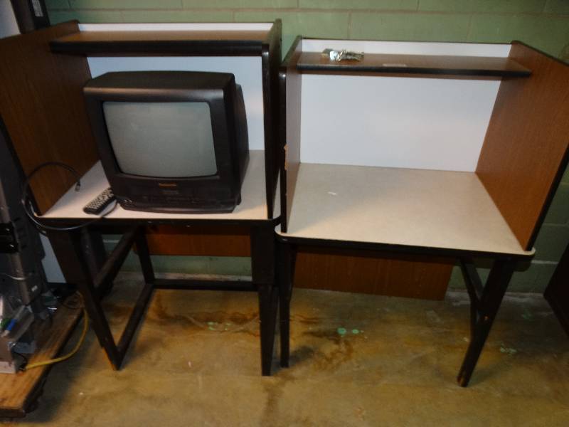 lot 623 image: 2 privacy desks & TV