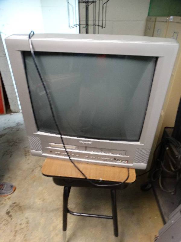 lot 628 image: Magnovox TVVHS player & desk