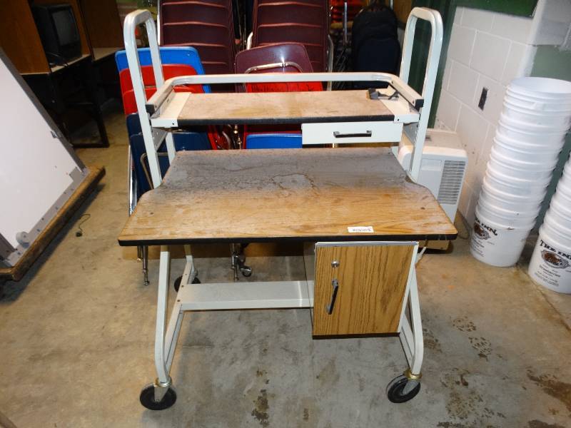 lot 636 image: Rolling desk