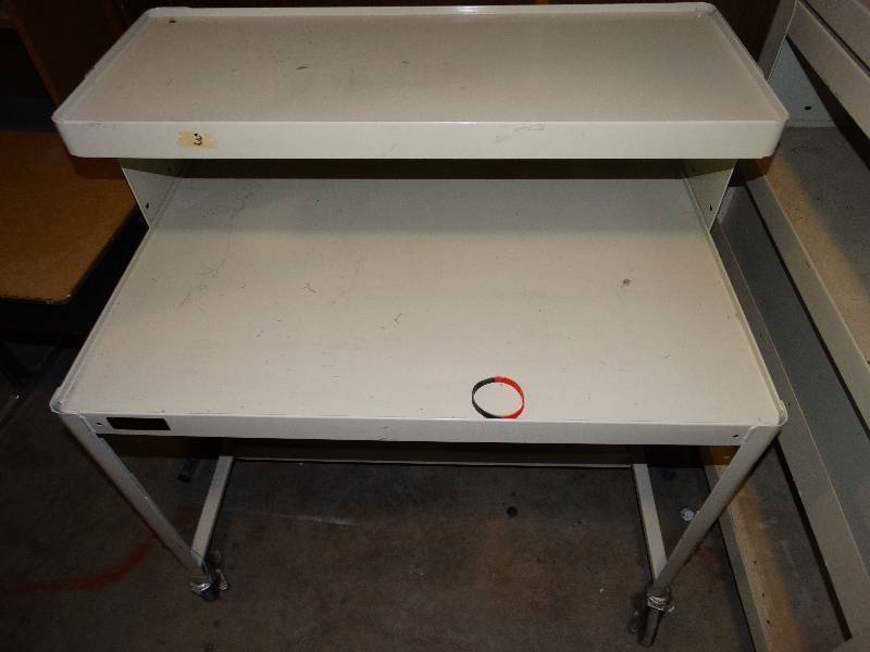 lot 662 image: Lot of 2 AVcomputer carts on wheels