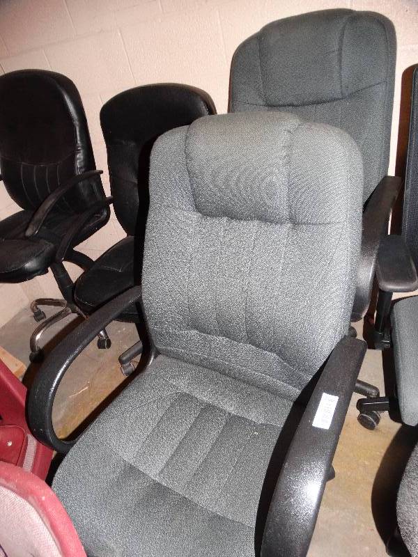 lot 668 image: Lot of 4 office chairs on wheels