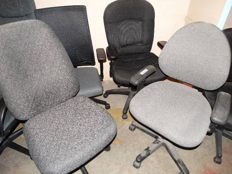 lot 669 image: Lot of 4 office chairs on wheels