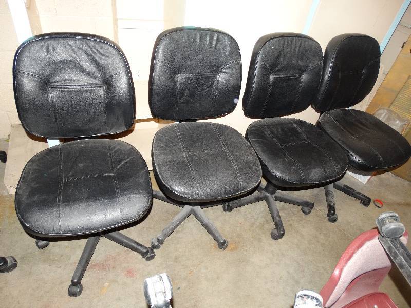lot 670 image: Lot of 4 office chairs on wheels