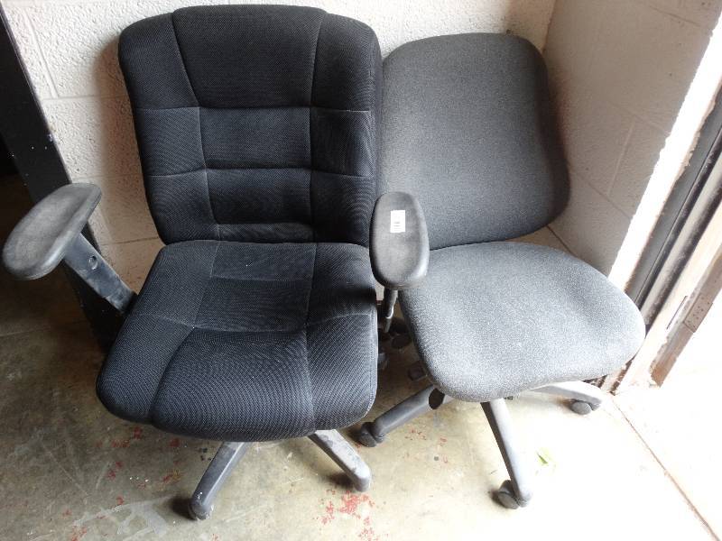 lot 671 image: Lot of 4 office chairs on wheels