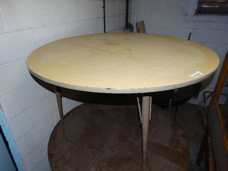 lot 672 image: 4 round adjustable classroom tables