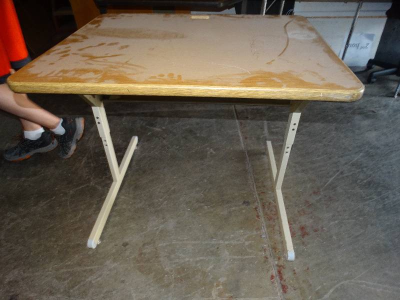 lot 685 image: 2 adjustable computer desks