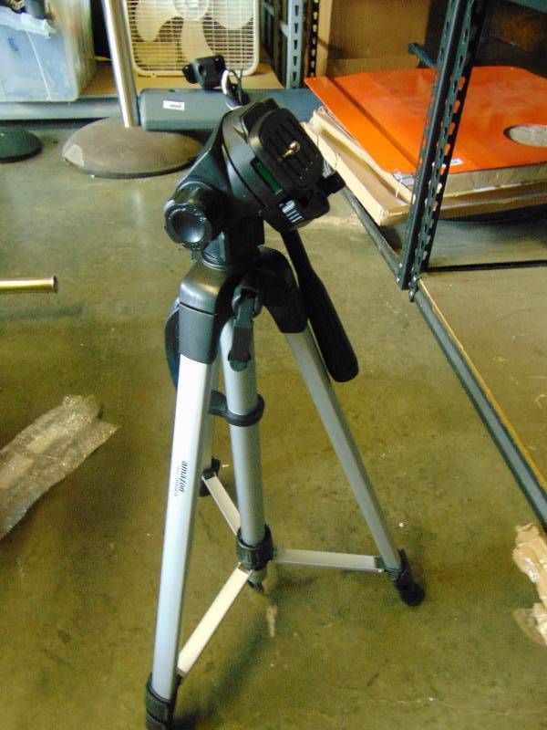lot 2120 image: Amazon Basics 60 Lightweight Tri-pod w bag