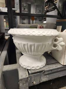 lot 15515 image: White Glass Flower Pot