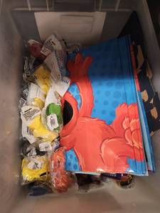 lot 15520 image: Tub Of Assorted Guft Bags and Balloons