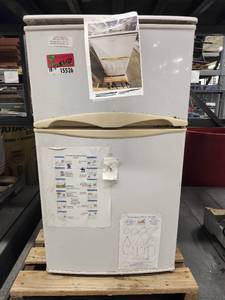 lot 15526 image: Frigidaire Mini Fridge