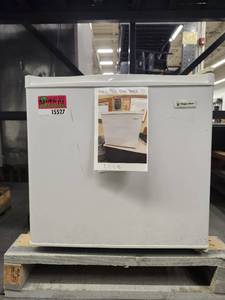 lot 15527 image: Magic Chef Mini Cube Fridge