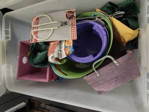 lot 15518 image: Tub Of Assorted Decor