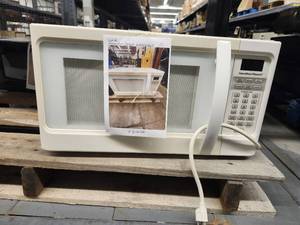 lot 15585 image: White, Hamilton Beach Microwave