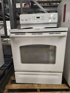 lot 15604 image: White GE Stove