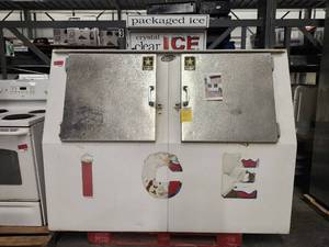 lot 15605 image: Leer, Crystal Clear Packaged Ice Cooler