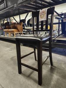 lot 15652 image: 24in - Cushioned Counter Height Chair