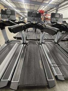 lot 1567 image: Life Fitness Treadmill