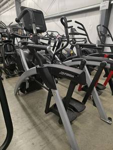 lot 1585 image: Life Fitness ARC Trainer