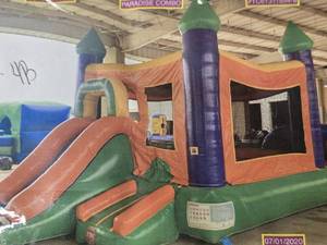 lot 9814 image: Castle Inflatable