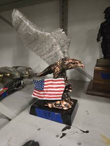 lot 20639 image: 12in Eagle & Flag Statue