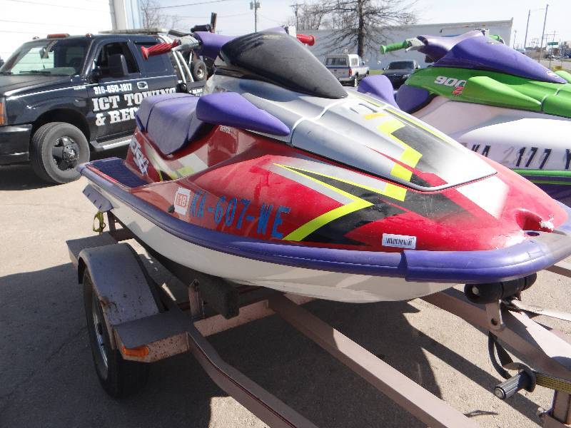 lot 555 image: Kawasaki 1100 jet ski- Runs