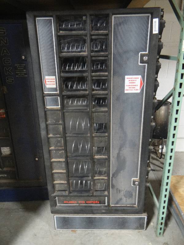 lot 562 image: Sodasnack vending machine combo-