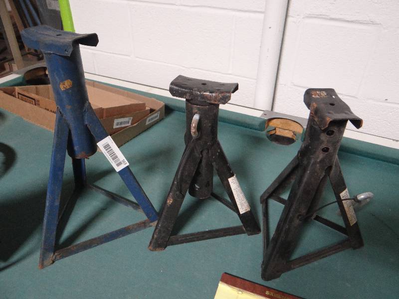 lot 563 image: 3 jack stands