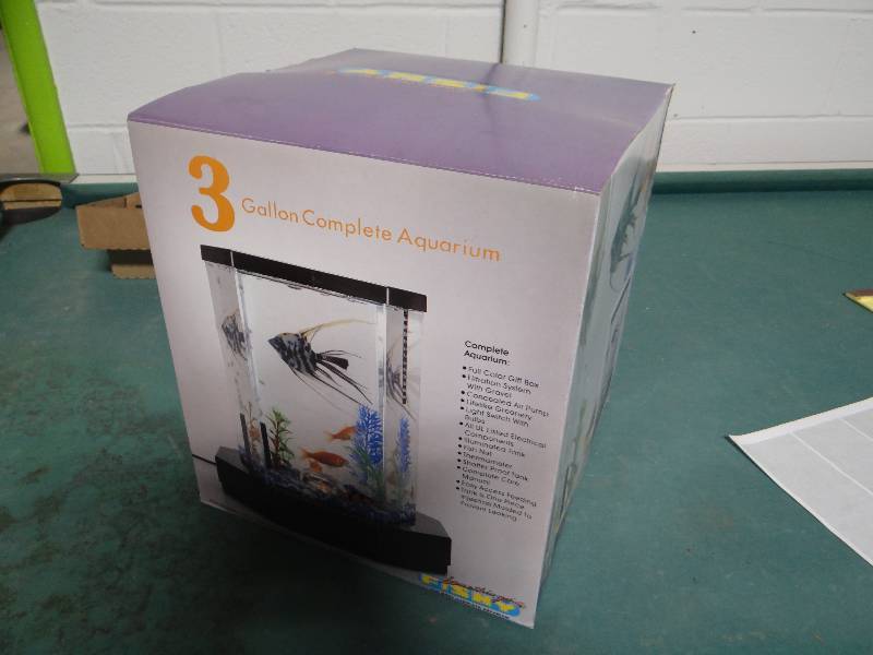 lot 573 image: 3 gallon complete aquarium kit- New in box