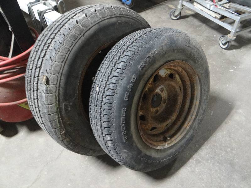 lot 575 image: 2 tires wheels