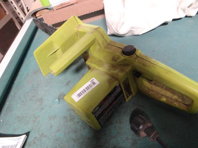 lot 585 image: Poulan electric chainsaw