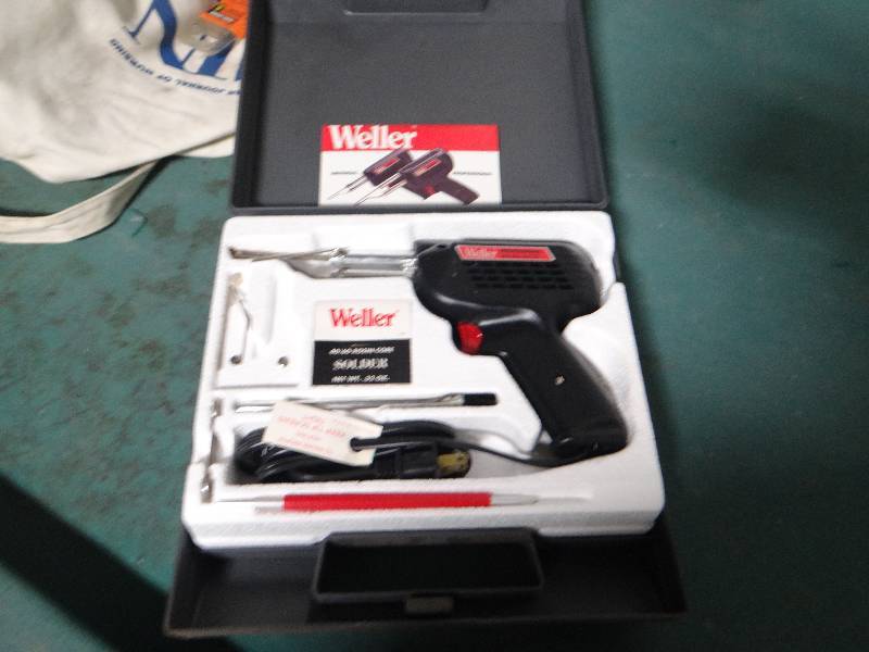 lot 589 image: Weller solder gun kit- New in case