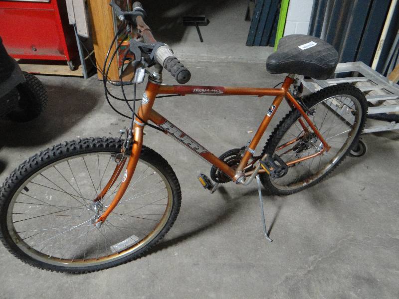 lot 592 image: Huffy bike