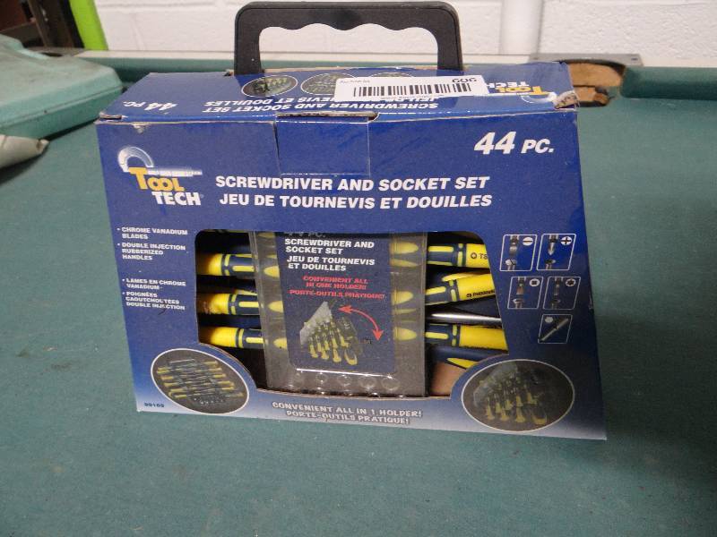 lot 606 image: 44 pc screwdriver & socket set in box- New