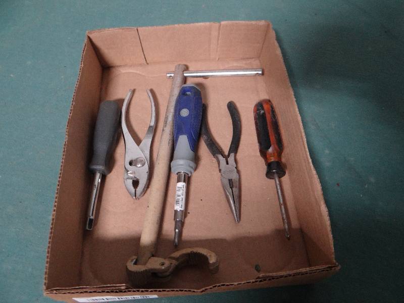 lot 608 image: Various hand tools