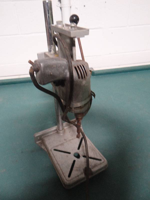lot 612 image: Bench top drill press