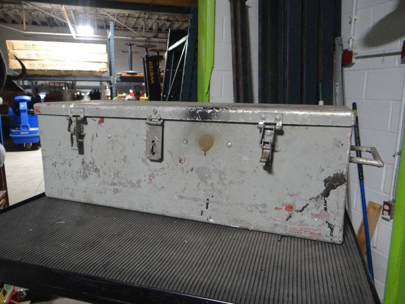 lot 614 image: Aluminum toolbox w handles
