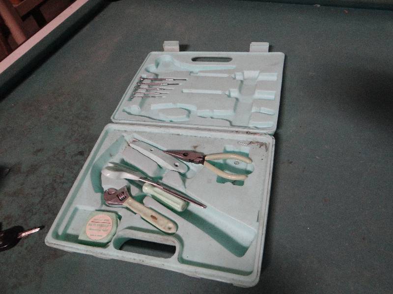 lot 615 image: Ladies tool kit in case