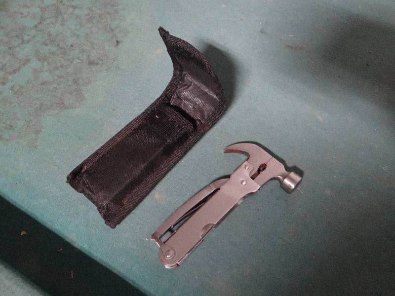 lot 619 image: Multi-tool w pouch