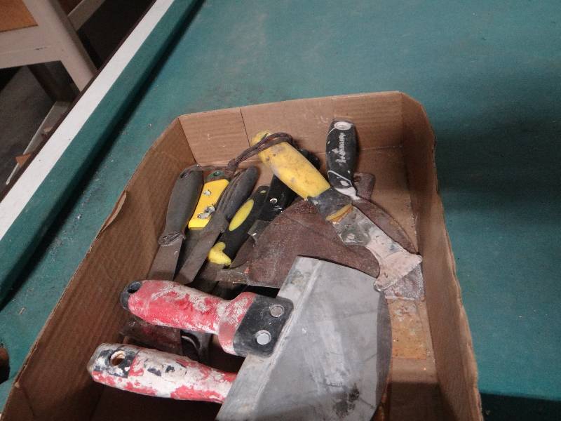 lot 624 image: Lot of trowels putty knives