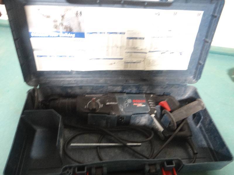 lot 627 image: Bosch bulldog hammer drill in case