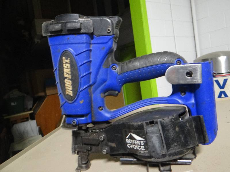 lot 640 image: Dua fast rechargeable coil nailer