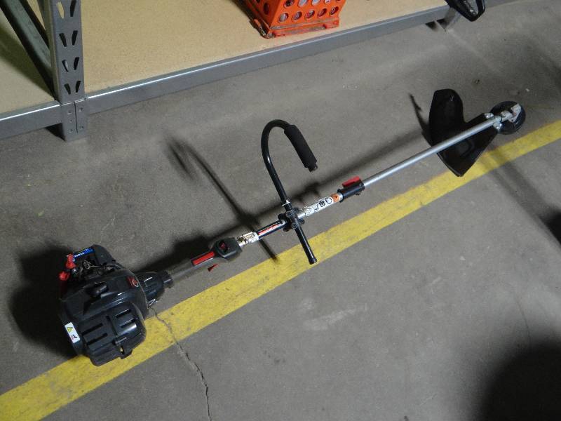 lot 646 image: Tro-Bilt straight shaft gas weed eater