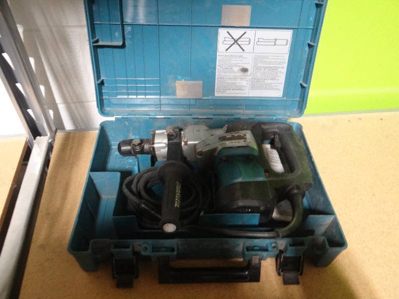 lot 657 image: Makita rotary hammer drill in case