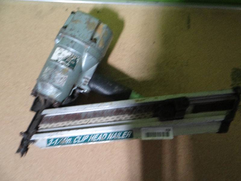 lot 658 image: Hitachi clip head air nailer