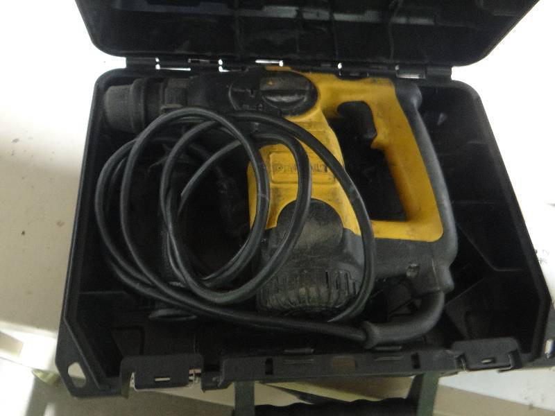 lot 663 image: Dewalt rotary hammer drill in case