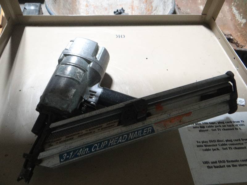 lot 671 image: Hitachi clip head air nailer